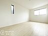 寝室：こちらのお部屋はバルコニーに面しており、日当たり、通風ともに良好です！