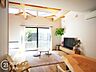 洋室：リビングは、家族や友人との時間を楽しむのに最適な広さです。快適な居住空間を提供します。
