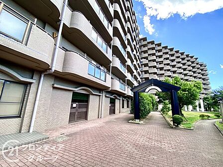 シンプルながらも存在感のあるマンション外観は、住む人を魅了し、日常に特別な時間をもたらします。都会的なデザインが魅力で、住む人に誇りを与える空間です