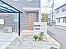 玄関：スタイリッシュな玄関で、住む人のセンスを感じさせます