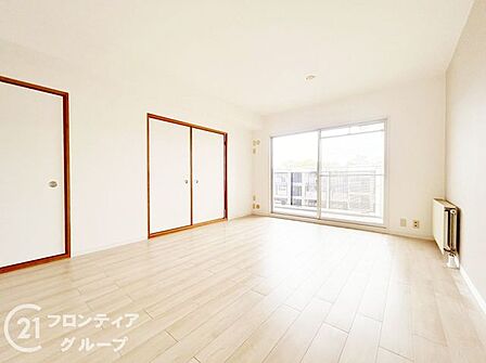 リビングは、広々とした空間で、家族や友人との時間を楽しむのにぴったりです。快適な居住空間を提供します。