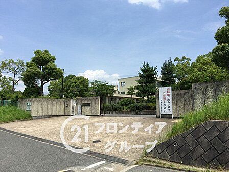 木津川市立木津第二中学校 徒歩13分。 990m