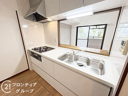 白を基調とした清潔感あふれるキッチンは、リビングを見渡せる開放的な設計を採用しています。機能美を追求した設備が日々の料理をより快適に、そして優雅な時間へと変えてくれる洗練の空間です
