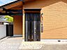 玄関：温かみのある玄関で、住む人を優しく迎える空間です