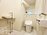 トイレ：トイレは1階と2階の2カ所に設置！階段を上り下りせずに使用できるので、高齢の方にも安心です！