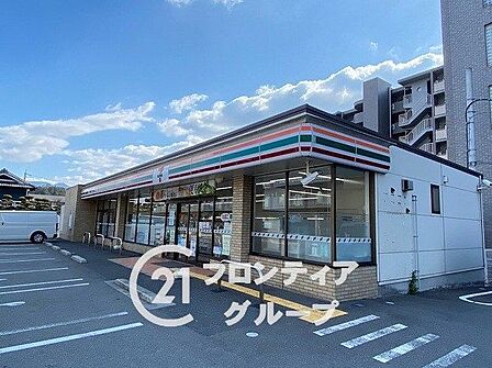 セブンイレブン橿原神宮前駅東店 徒歩3分。 220m