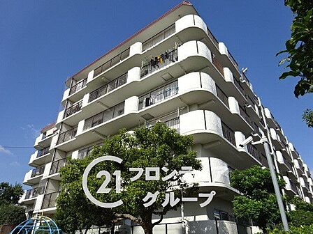 自然と調和したマンション外観は、周囲の景観に溶け込み、住む人に安らぎを与えます。緑豊かな環境と調和したデザインが魅力で、心地よい暮らしを実現します