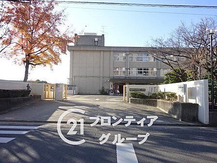 橿原市立耳成西小学校 徒歩12分。 920m