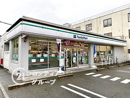 ファミリーマート橿原内膳町店 徒歩3分。 210m