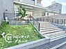 エントランス：麗しい雰囲気が漂うエントランスは、住まう方を優雅に迎え入れてくれます。緑豊かな植栽と計算されたライティングが調和し、都会の喧騒を忘れさせてくれるような静寂と安らぎを感じさせます