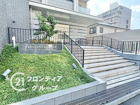 麗しい雰囲気が漂うエントランスは、住まう方を優雅に迎え入れてくれます。緑豊かな植栽と計算されたライティングが調和し、都会の喧騒を忘れさせてくれるような静寂と安らぎを感じさせます