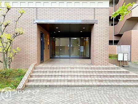 温かみのあるエントランスは、住む人を優しく迎え、訪れる人にも心地よい印象を与える魅力的な空間です！