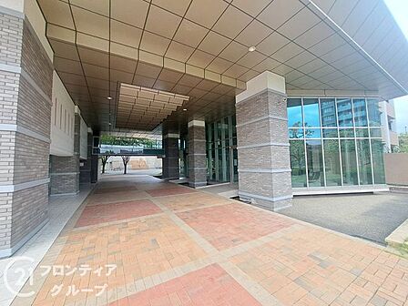シンプルなロビーですが、住む人にとって居心地の良い空間を提供します