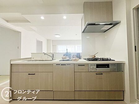 洗練された木目調のデザインが空間に溶け込み、毎日の料理を特別な時間へと変えてくれます。広々としたワークトップは使い勝手も良く、上質な暮らしを象徴する機能美溢れるキッチンです