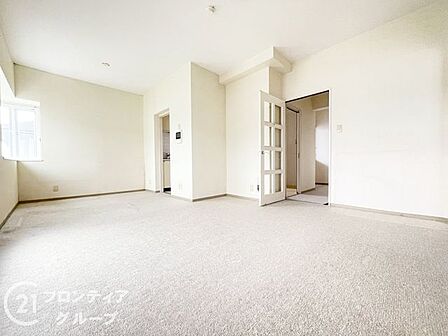 【リフォーム前】南向きの窓からたっぷりと陽光が降り注ぐ、明るく暖かいリビングですね！ポカポカとした日差しに包まれながら家族と過ごす時間はかけがえのない思い出に。冬場も温かく過ごせる陽当たりの良さが自慢
