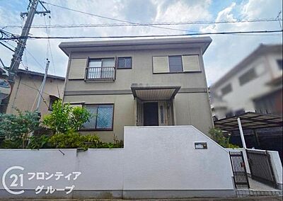 外観：しっかりとした造りの外観は、安心感を与える堅牢なデザインです。長く住み続けられる住まいです。
