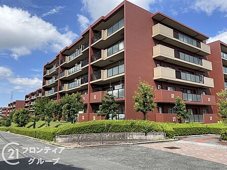 モダンなデザインが魅力のマンション外観は、スタイリッシュで洗練された印象を与え、住む人のセンスを引き立てます。周囲の景観とも調和し、日々の生活に彩りを添えます