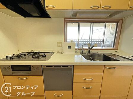 【リフォーム前の写真です】機能的な設備に整えられたシステムキッチンはまるでカフェのようです。広々としたワークトップでお料理も捗りますし、リビングを見渡せる開放的な設計が家事の時間を楽しくしてくれます
