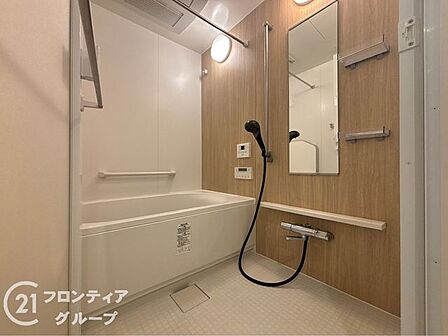 木目調のパネルが落ち着いた雰囲気を醸し出す癒しのバスルームです。ゆったりとした浴槽に浸かって一日の疲れをリセットできる至福のひとときを演出します。清潔感溢れる空間で心身ともにリラックスできます