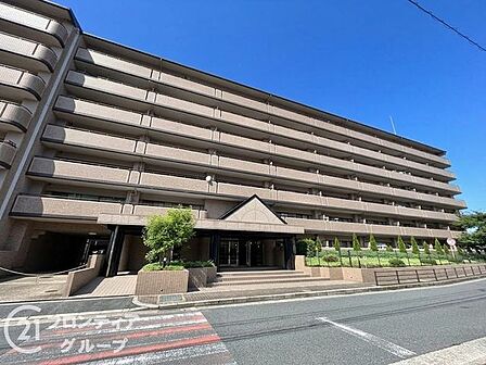 洗練されたデザインが目を引く重厚感あふれる外観は、住まう人の誇りを満たしてくれます。植栽の緑が美しく整えられたエントランスは、毎日を優雅に彩り、帰宅するたびに心地よい安らぎを与えてくれます