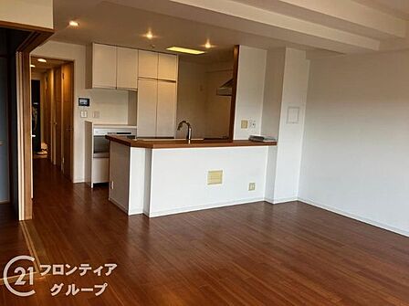 お料理中もリビングの様子が見渡せるので、小さなお子様がいても安心ですね!収納スペースも確保されており、使い勝手の良さが細部まで行き届いた、お料理がもっと楽しくなりそうなこだわりの空間ですね!