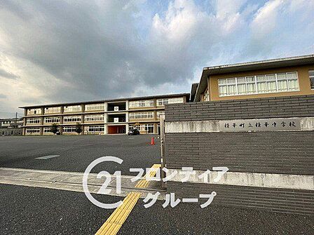 精華町立精華中学校 徒歩5分。 400m