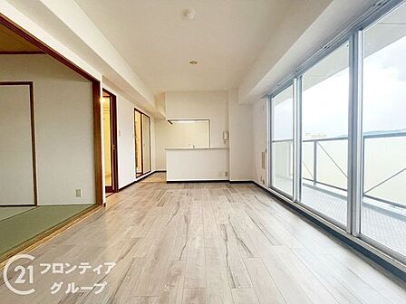 大きな窓から明るい陽光が降り注ぐリビングは、家族の笑顔が集まる温かな場所です。開放的な空間設計により家具の配置も自由に楽しめ、理想のインテリアが美しく映えます