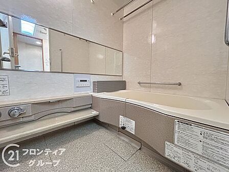 広々としたバスルームで、心地よいリラックスタイムを楽しめます。快適な空間で、日々の疲れを癒す贅沢な時間を提供します。