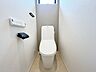 その他：【施工例／トイレ】限られたスペースを有効に使ったトイレ空間です。タオルリングやペーパーホルダーなどの小物もバランスよく配置し、使い勝手にも配慮しました。