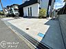 駐車場：フラットで綺麗にコンクリート舗装された、ゆとりのある駐車スペースですね！間口が広く見通しも良好なため、大きな車でも毎日の出入庫がストレスなくとてもスムーズに行えます