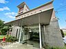 エントランス：ゆとりを持たせた設計とクリーンな印象のエントランス空間です！住まう方のステータスを感じさせる洗練されたデザインが目を引きます