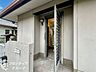 玄関：シンプルで洗練された佇まいの中に丁寧な手入れが行き届いた居心地の良いエントランス！住まいの顔にふさわしい上品な素材感と落ち着いた雰囲気が、家族やゲストをやさしく迎え入れます