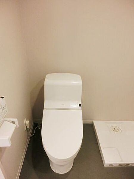 画像8:温水洗浄機能付きのトイレです。