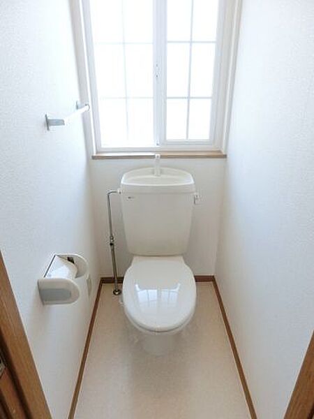 画像12:窓のあるトイレです。