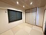 その他：【和室/約6帖】リビングから続く和室です。扉を閉めて1部屋として利用することもできます。