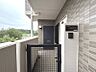 玄関：戸建て感覚の専用ポーチ付き玄関。モニター付きインターホンで来訪者も確認でき、安心感のある暮らしをサポートします。