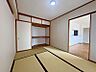 その他：和室は押入れ収納も充実。隣接する洋室へもスムーズに移動でき、様々な用途にご活用いただけます。