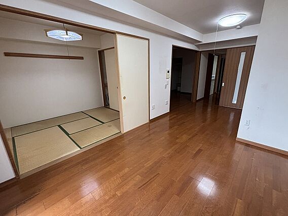 リビング横、和...