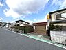 その他：閑静な住宅街に佇む、坂道に面しており、周辺には落ち着いた住環境が広がります。