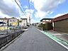 その他：開放的な空が広がる閑静な住宅街。緩やかな坂道が続く、落ち着いた住環境です。暮らしを支える駐車場も近くにございます。