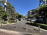 駐車場：広々とした共用駐車場を完備。日常の移動手段を支える、ゆとりある駐車スペースです。