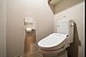 トイレ：温水洗浄便座付きトイレは、日々の快適さを提供します。清潔感のある空間で、心地よいひとときをお過ごしください。