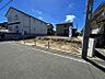 外観：青空が広がる現地は、夢のマイホーム建築にぴったりの更地です。前面道路との高低差も少なく、スムーズな新生活が期待できます。