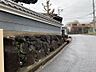 その他：【前面道路含む現地写真】外塀で、家の中や庭の様子が外から見えにくいつくりです。