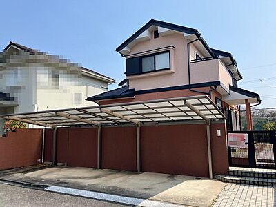 外観:【現地外観写真】閑静な住宅街に位置する2階建て住宅。駐車スペースは2台分有(車種による)。 外観:【現地外観写真】閑静な住宅街に位置する2階建て住宅。駐車スペースは2台分有(車種による)。