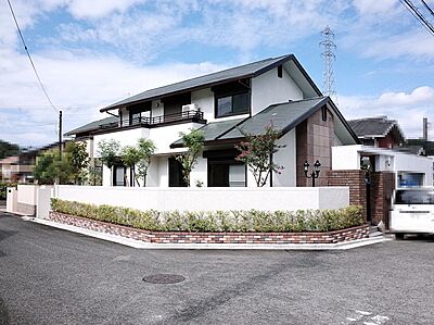外観:角地に佇む、閑静な住宅街の一戸建て。空の広がる開放的な立地で、明るく穏やかな暮らしを叶えます。お気軽にお問い合わせください。 外観:角地に佇む、閑静な住宅街の一戸建て。空の広がる開放的な立地で、明るく穏やかな暮らしを叶えます。お気軽にお問い合わせください。
