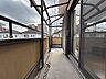 バルコニー：雨の日も気にせず洗濯物を干せる、屋根付きのバルコニー。戸建てが広がる景色で、開放感のある住環境です。