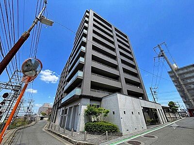 外観：近鉄「橿原神宮前」駅まで徒歩約1分で便利な立地、存在感のあるマンションです。