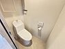 トイレ：トイレです。落ち着いた色合いに包まれたトイレは、静寂と清潔感が織りなす心地よい空間となっています。