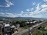 その他：青空と山々が織りなす開放的な眺望。市街地と線路が望め、日々の移ろいを感じる暮らしが実現します。